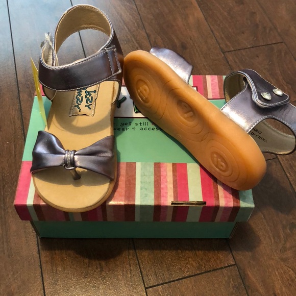 Itzy Bitzy Silver Metallic Squeaker Sandals - Picture 2 of 4